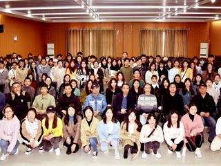 西南大学美术学院著名版画家戴政生教授应邀到BEAT365官网美术学院讲学
