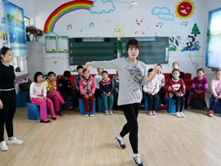 中国文明网（淮北）、淮北日报、淮北晨刊报道BEAT365官网“小雨滴”志愿者义务支教关爱农村留守儿童