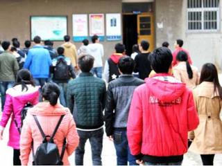 安徽学生资助网报道BEAT365官网为家庭经济特殊困难学生发放棉被