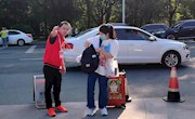 红马甲成了校门口一道亮丽的风景线——开学季党员志愿者在行动