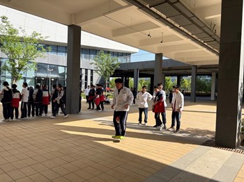 【现代服务学院】阳光体育活动“跃动夹球行”成功举办