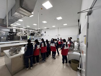 【现代服务学院】“青春“净”行时，实训焕新姿”实训室大扫除专项行的顺利开展